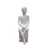 Mannequin enfant sans visage pour vitrine – blanc, finition brillante