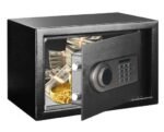 Coffre-fort ZC AL002-20 entrouvert en mise en scène